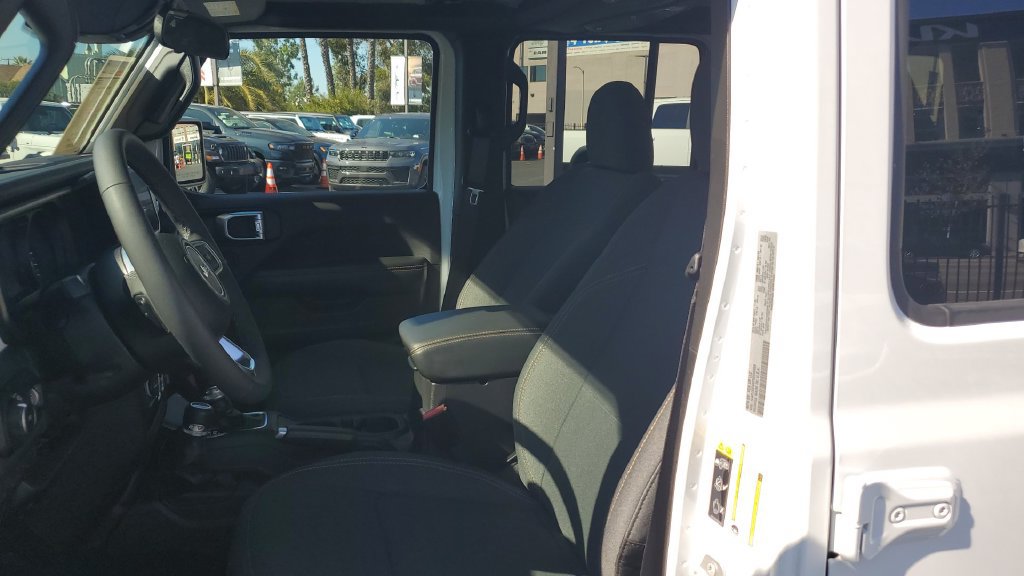 Used 2026 Jeep Wrangler Unlimited Sahara AWD/4WD image 18