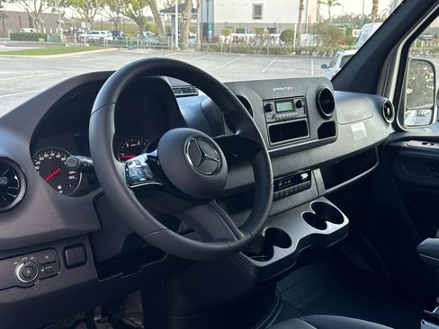 Used 2025 Mercedes-Benz Sprinter 2500 image 31