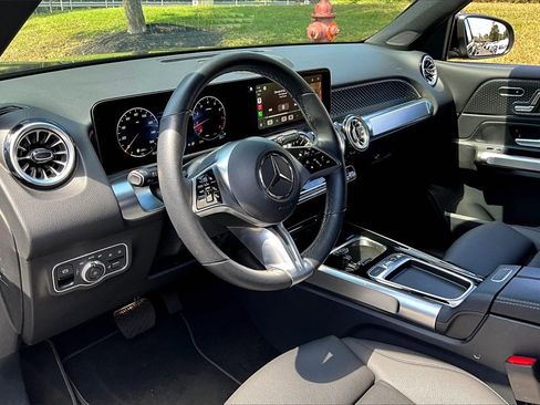 Used 2025 Mercedes-Benz GLB 250 4MATIC image 13