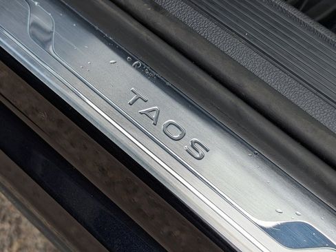 Used 2025 Volkswagen Taos SE w/ Panoramic Sunroof Package image 39