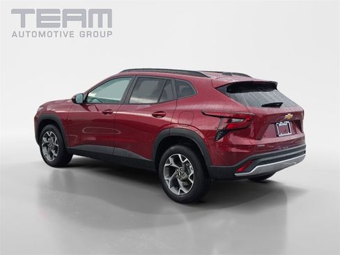 Used 2025 Chevrolet Trax LT w/ LT Convenience Package image 5