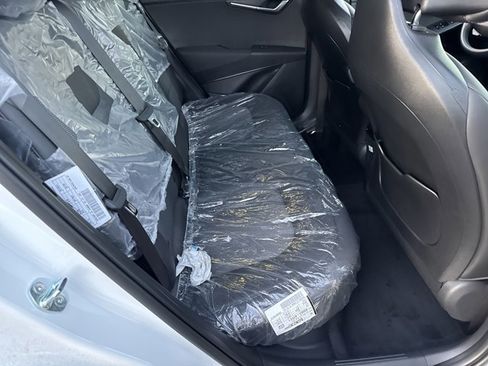 New 2025 Kia Niro EX Touring image 17