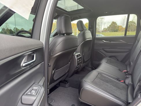 New 2025 Jeep Grand Cherokee Altitude image 29