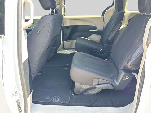 Used 2017 Chrysler Pacifica LX FWD image 11