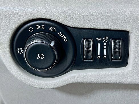 Used 2017 Chrysler Pacifica Touring-L FWD image 10