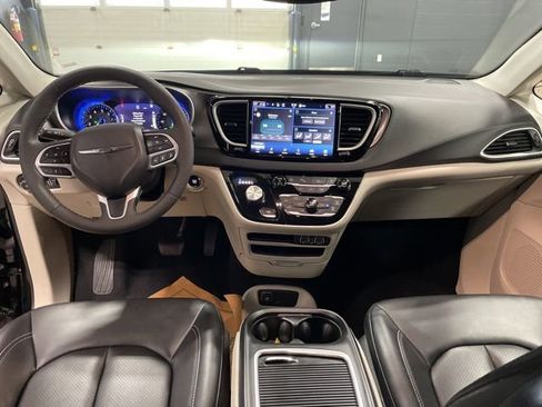 Used 2024 Chrysler Pacifica Touring-L image 27