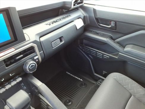 Used 2025 Toyota Tacoma SR image 18