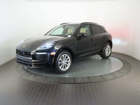 Certified 2025 Porsche Macan AWD/4WD image 1