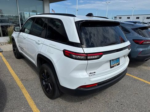 Used 2023 Jeep Grand Cherokee Altitude AWD/4WD image 6