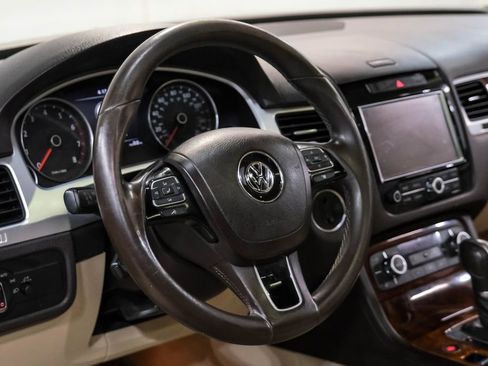 Used 2014 Volkswagen Touareg Sport image 16