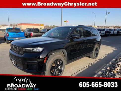 Used 2023 Jeep Grand Cherokee L Laredo image 3