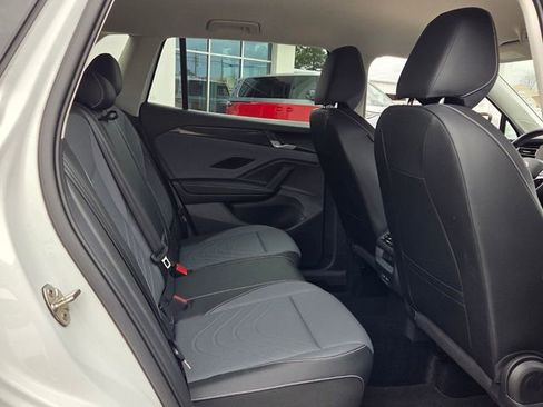 Used 2025 Volkswagen Tiguan SE image 16