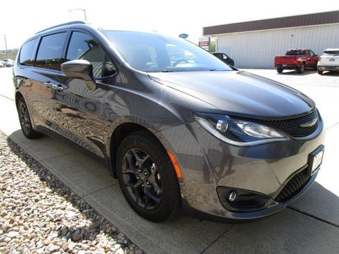 Used 2020 Chrysler Pacifica Touring-L Plus w/ S Appearance Package FWD image 3