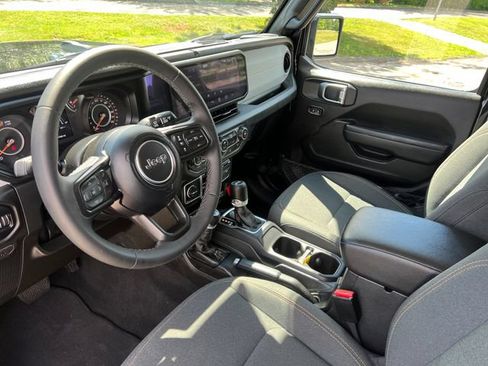 Used 2025 Jeep Wrangler Unlimited Sport AWD/4WD image 19