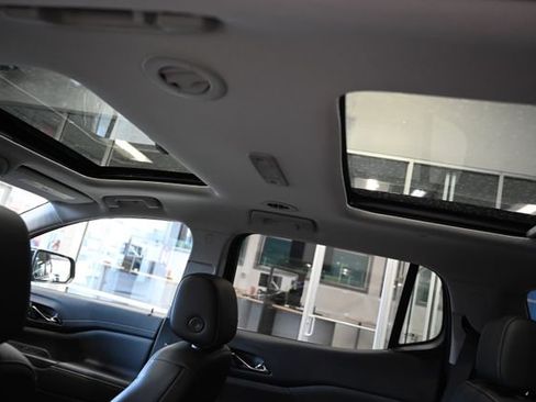 Used 2023 GMC Acadia SLT w/ Elevation Edition image 21