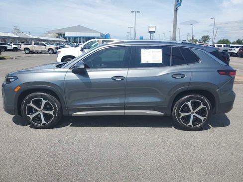Used 2025 Volkswagen Tiguan SE FWD image 2