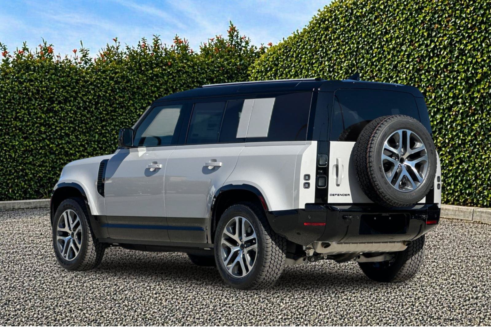 New 2026 Land Rover Defender 110 X-Dynamic SE AWD/4WD image 4