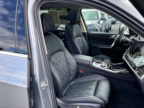 Certified 2025 BMW X7 xDrive40i w/ Premium Package AWD/4WD image 9