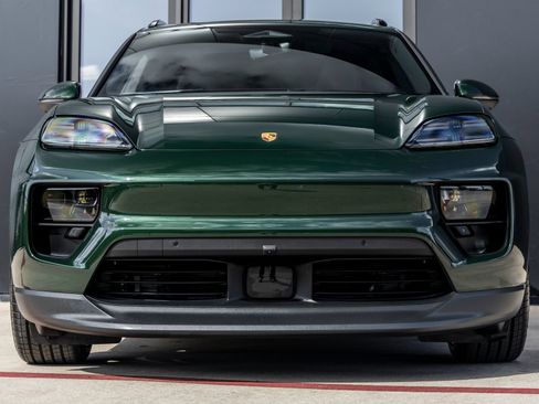 Certified 2025 Porsche Macan Electric RWD image 8