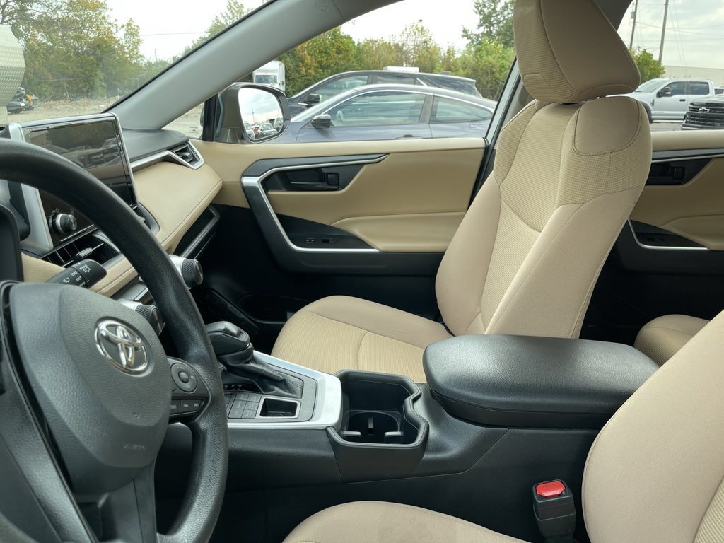 Used 2025 Toyota RAV4 LE AWD/4WD image 3