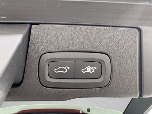 Used 2022 Volvo XC60 B5 Momentum image 18