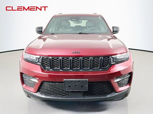 Used 2023 Jeep Grand Cherokee Altitude AWD/4WD image 3