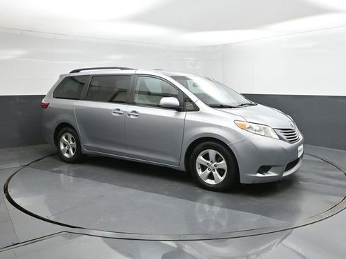 Used 2015 Toyota Sienna LE image 17