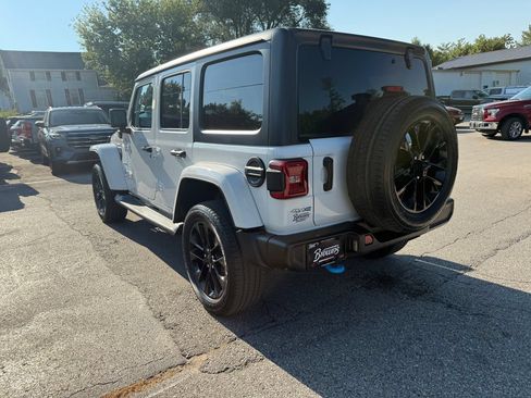 Used 2023 Jeep Wrangler Unlimited Sahara AWD/4WD image 7
