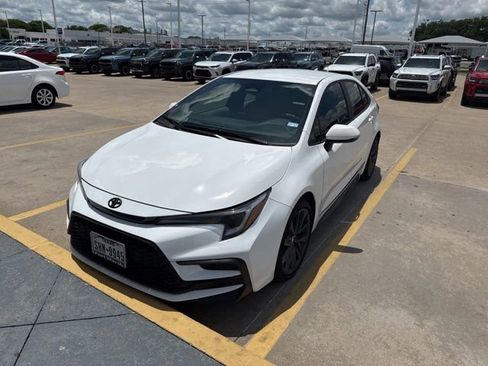 Used 2025 Toyota Corolla SE FWD image 3