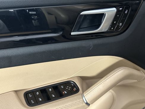 Used 2019 Porsche Cayenne image 17