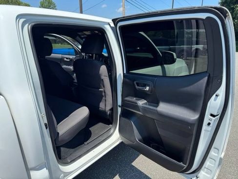 Used 2019 Toyota Tacoma TRD Sport AWD/4WD image 17