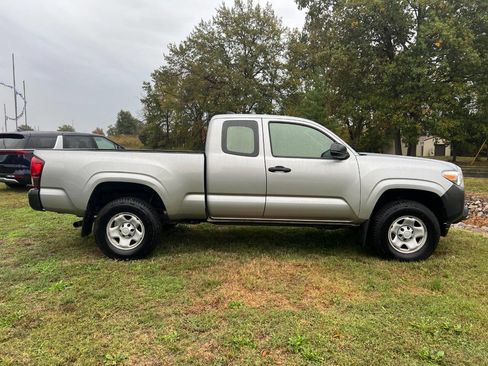 Used 2018 Toyota Tacoma 2WD Access Cab image 6
