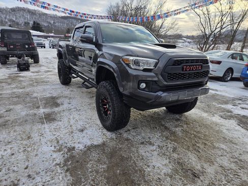 Used 2018 Toyota Tacoma TRD Sport image 1