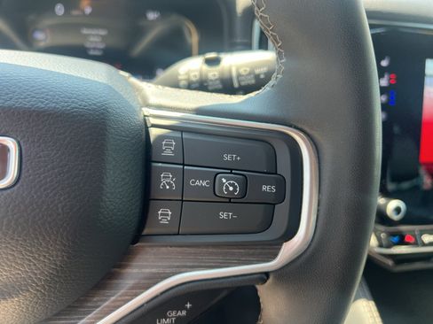Used 2024 Jeep Wagoneer Series II w/ Flexible Seating Group RWD image 31