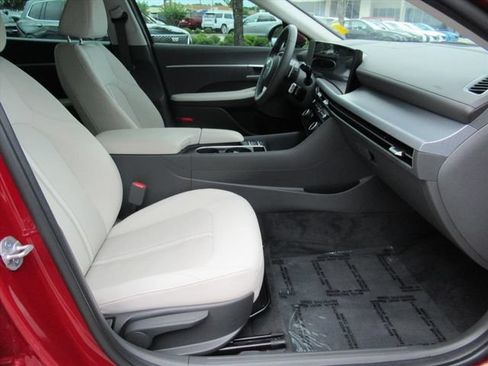 Used 2024 Hyundai Sonata SEL w/ Convenience Package FWD image 9
