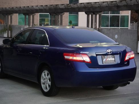 Used 2011 Toyota Camry LE image 22