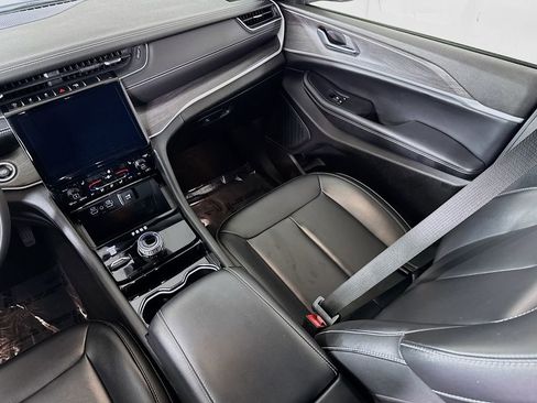 Used 2023 Jeep Grand Cherokee Limited w/ Black Appearance Package image 25