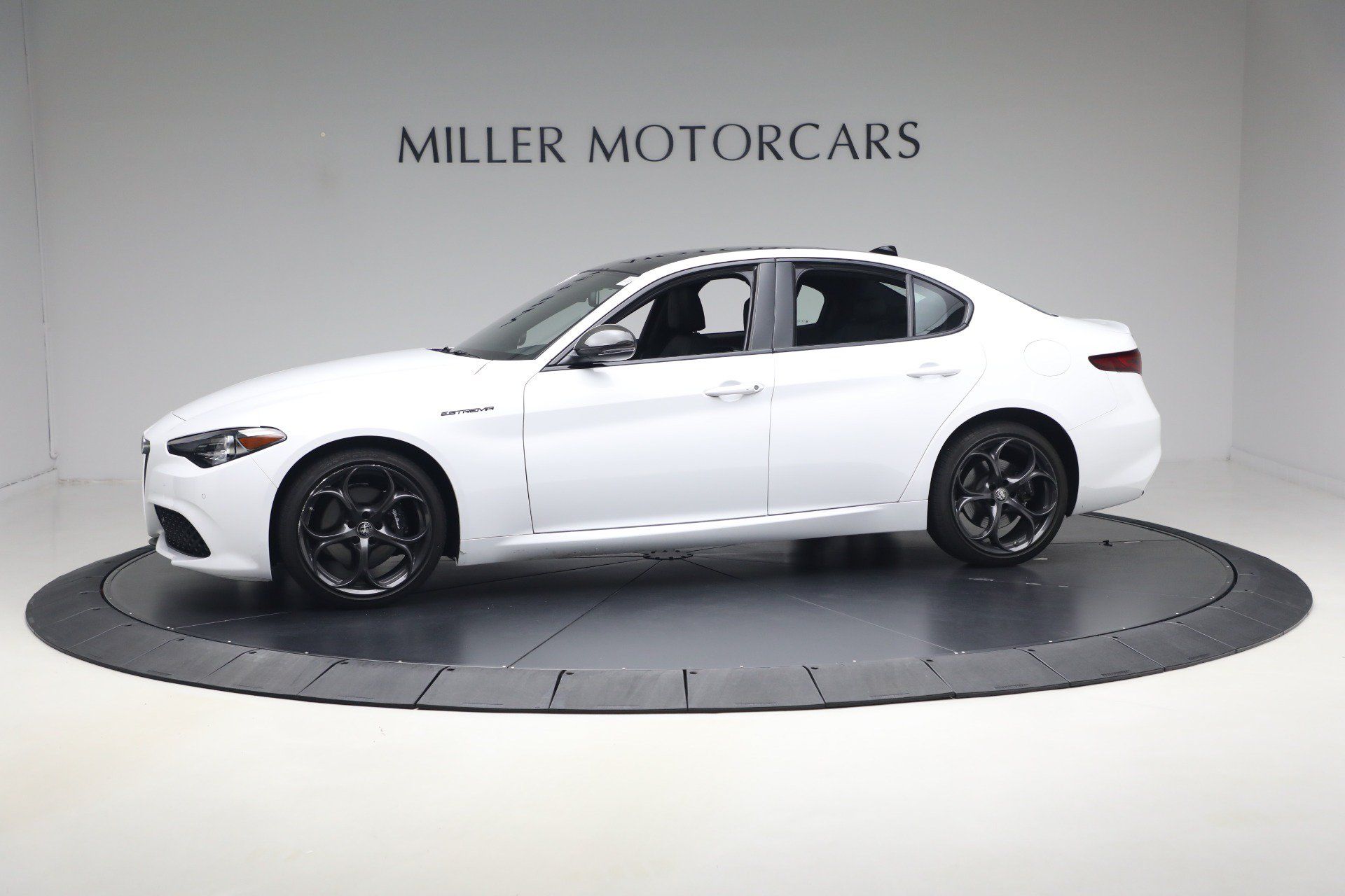 Used 2023 Alfa Romeo Giulia Estrema AWD/4WD image 2