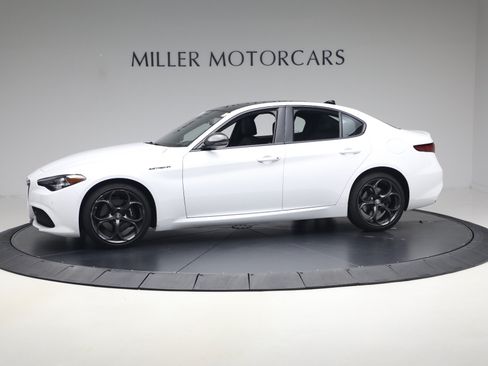 Used 2023 Alfa Romeo Giulia Estrema AWD/4WD image 2