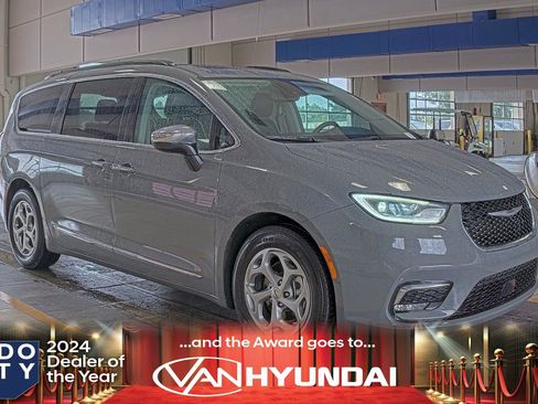Used 2023 Chrysler Pacifica Limited FWD image 1
