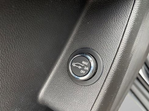 Used 2021 Chevrolet Traverse LT image 24