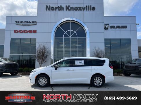 New 2026 Chrysler Pacifica Select image 2