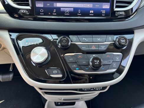 Used 2023 Chrysler Pacifica Touring-L FWD image 26