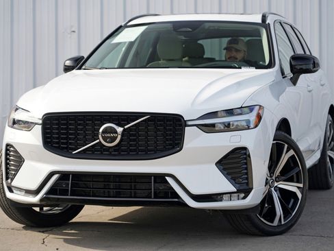 Used 2023 Volvo XC60 B5 Ultimate w/ Protection Package Premier image 3