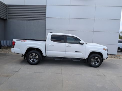 Used 2018 Toyota Tacoma TRD Sport image 3
