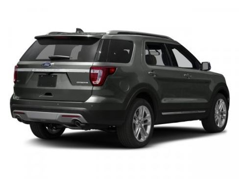 Used 2017 Ford Explorer XLT FWD image 2