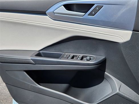 New 2025 Volkswagen Taos SE image 6
