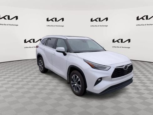 Used 2024 Toyota Highlander XLE image 2
