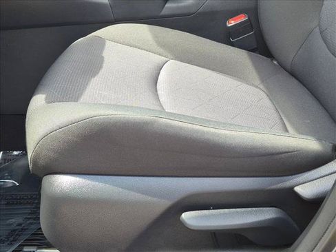 Used 2019 Toyota RAV4 XLE FWD image 3
