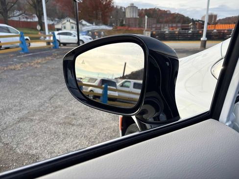 Used 2024 Chrysler Pacifica Touring-L image 15